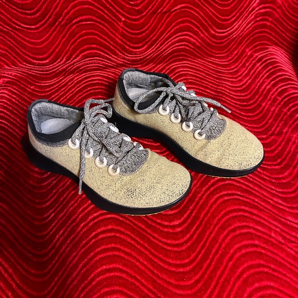 Stylish Gray and Black Sneakers - Picture 1 of 7